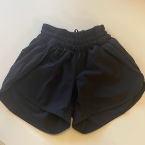 Lululemon Tracker Low Rise Lined 4” size 0, black shorts